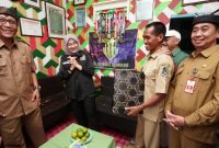 Bupati Banyuwangi Ipuk Fiestiandani menyerahkan surat perintah tugas kepada Abdurrahman, PPPK Paruh Waktu di SDN 3 Sepanjang Glenmore, Senin (05/01/2026).