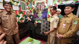 Bupati Banyuwangi Ipuk Fiestiandani menyerahkan surat perintah tugas kepada Abdurrahman, PPPK Paruh Waktu di SDN 3 Sepanjang Glenmore, Senin (05/01/2026).