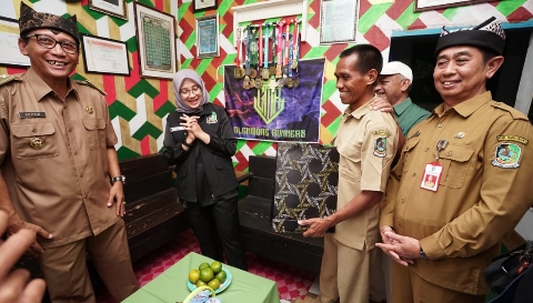 Bupati Banyuwangi Ipuk Fiestiandani menyerahkan surat perintah tugas kepada Abdurrahman, PPPK Paruh Waktu di SDN 3 Sepanjang Glenmore, Senin (05/01/2026).