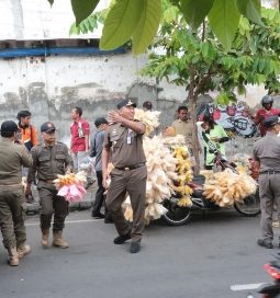 Satpol PP Tertibkan Pedagang Pasar Baru Probolinggo, Trotoar Dikembalikan ke Fungsinya
