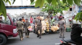 Petugas Satpol PP Kota Probolinggo saat menertibkan pedagang yang berjualan di trotoar Pasar Baru, Senin (05/01/2026).