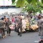 Petugas Satpol PP Kota Probolinggo saat menertibkan pedagang yang berjualan di trotoar Pasar Baru, Senin (05/01/2026).