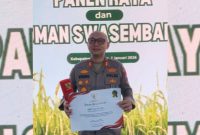 Kapolres Sumenep AKBP Rivanda, S.I.K., menerima penghargaan langsung dari Presiden Republik Indonesia Prabowo Subianto.