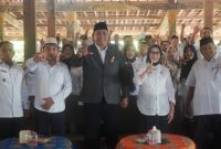 Bupati Lumajang Indah Amperawati foto bersama saat menghadiri pengukuhan pengurus DPC PKDI Kabupaten Lumajang periode 2025–2030 di Pendopo Suhanto Agro, Kecamatan Sukodono, Rabu (7/1/2026).