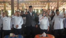 Bupati Lumajang Indah Amperawati foto bersama saat menghadiri pengukuhan pengurus DPC PKDI Kabupaten Lumajang periode 2025–2030 di Pendopo Suhanto Agro, Kecamatan Sukodono, Rabu (7/1/2026).