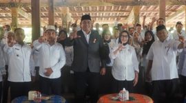 Bupati Lumajang Indah Amperawati foto bersama saat menghadiri pengukuhan pengurus DPC PKDI Kabupaten Lumajang periode 2025–2030 di Pendopo Suhanto Agro, Kecamatan Sukodono, Rabu (7/1/2026).
