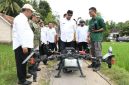 Bupati Sumenep Achmad Fauzi Wongsojudo meninjau penyemprotan padi menggunakan drone di area persawahan Desa Poreh, Kecamatan Lenteng, Rabu (7/1/2026).