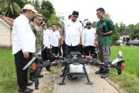 Bupati Sumenep Achmad Fauzi Wongsojudo meninjau penyemprotan padi menggunakan drone di area persawahan Desa Poreh, Kecamatan Lenteng, Rabu (7/1/2026).
