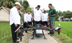 Pantau Penyemprotan Padi dengan Drone, Bupati Sumenep Dorong Swasembada Pangan Berbasis Petani