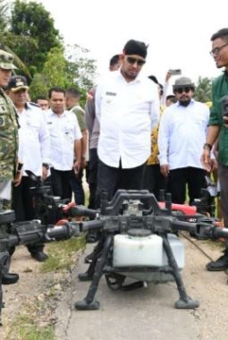 Pantau Penyemprotan Padi dengan Drone, Bupati Sumenep Dorong Swasembada Pangan Berbasis Petani