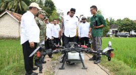 Bupati Sumenep Achmad Fauzi Wongsojudo meninjau penyemprotan padi menggunakan drone di area persawahan Desa Poreh, Kecamatan Lenteng, Rabu (7/1/2026).