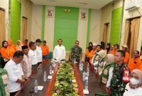 Bupati Bangkalan Lukman Hakim saat mengikuti zoom meeting Swasembada Pangan dan Panen Raya Nasional di Pendopo Agung Bangkalan.