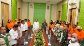 Bupati Bangkalan Lukman Hakim saat mengikuti zoom meeting Swasembada Pangan dan Panen Raya Nasional di Pendopo Agung Bangkalan.