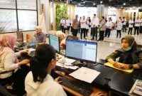 Warga mengurus administrasi kependudukan di Mal Pelayanan Publik (MPP) Siola Surabaya.