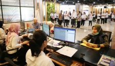 Warga mengurus administrasi kependudukan di Mal Pelayanan Publik (MPP) Siola Surabaya.