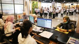 Warga mengurus administrasi kependudukan di Mal Pelayanan Publik (MPP) Siola Surabaya.