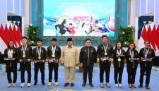 Presiden Prabowo Subianto memberikan apresiasi kepada atlet Indonesia peraih prestasi SEA Games ke-33 Thailand di Istana Negara, Jakarta.