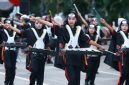 Peserta Kejuaraan Drumband Kabupaten Banyuwangi 2026 melakukan kirab dari Kantor Bupati menuju Taman Blambangan.