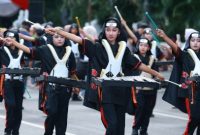 Peserta Kejuaraan Drumband Kabupaten Banyuwangi 2026 melakukan kirab dari Kantor Bupati menuju Taman Blambangan.
