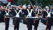 Peserta Kejuaraan Drumband Kabupaten Banyuwangi 2026 melakukan kirab dari Kantor Bupati menuju Taman Blambangan.
