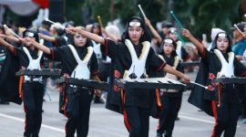 Peserta Kejuaraan Drumband Kabupaten Banyuwangi 2026 melakukan kirab dari Kantor Bupati menuju Taman Blambangan.