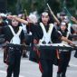 Peserta Kejuaraan Drumband Kabupaten Banyuwangi 2026 melakukan kirab dari Kantor Bupati menuju Taman Blambangan.
