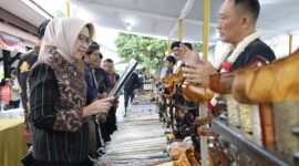 Bupati Lumajang Indah Amperawati di Pameran Budaya Tosan Aji Nusantara di Pendopo Arya Wiraraja, Jumat (9/1/2026).