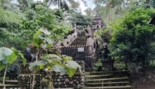 Suasana pagi di Situs Selogending, Kabupaten Lumajang, yang menyimpan punden berundak dan batu-batu megalitikum sebagai jejak peradaban leluhur Nusantara.