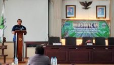 Kepala Dinas Komunikasi dan Informatika Kabupaten Bangkalan, Zainal Alim, mewakili Sekda Bangkalan saat memberikan sambutan pada Musyawarah Wilayah VI RAPI Wilayah 1301 Bangkalan di Aula Dinas Pendidikan Kabupaten Bangkalan, Minggu (11/1/2026).