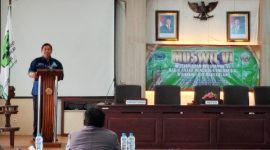Kepala Dinas Komunikasi dan Informatika Kabupaten Bangkalan, Zainal Alim, mewakili Sekda Bangkalan saat memberikan sambutan pada Musyawarah Wilayah VI RAPI Wilayah 1301 Bangkalan di Aula Dinas Pendidikan Kabupaten Bangkalan, Minggu (11/1/2026).