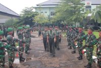 Dandim 0827/Sumenep Letkol Arm Bendi Wibisono, SE, M.Han, memimpin Korp Raport dan Tradisi Satuan pelepasan personel purnatugas di Aula Makodim 0827/Sumenep, Senin (12/01/2026).
