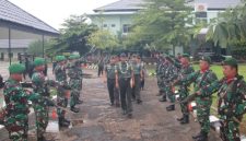 Dandim 0827/Sumenep Letkol Arm Bendi Wibisono, SE, M.Han, memimpin Korp Raport dan Tradisi Satuan pelepasan personel purnatugas di Aula Makodim 0827/Sumenep, Senin (12/01/2026).