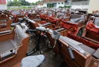 Ratusan becak listrik bantuan Presiden Prabowo Subianto tiba di Banyuwangi dan disimpan sementara di area Gedung Korpri sebelum disalurkan kepada tukang becak, Senin (12/1/2026).