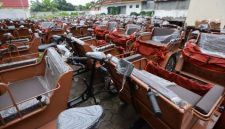 Ratusan becak listrik bantuan Presiden Prabowo Subianto tiba di Banyuwangi dan disimpan sementara di area Gedung Korpri sebelum disalurkan kepada tukang becak, Senin (12/1/2026).
