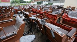 Ratusan becak listrik bantuan Presiden Prabowo Subianto tiba di Banyuwangi dan disimpan sementara di area Gedung Korpri sebelum disalurkan kepada tukang becak, Senin (12/1/2026).