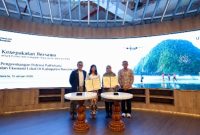 Bupati Banyuwangi Ipuk Fiestiandani bersama Direktur Utama InJourney Maya Watono usai penandatanganan kerja sama pengembangan pariwisata dan penerbangan di Jakarta, Selasa (13/1/2026).