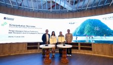 Bupati Banyuwangi Ipuk Fiestiandani bersama Direktur Utama InJourney Maya Watono usai penandatanganan kerja sama pengembangan pariwisata dan penerbangan di Jakarta, Selasa (13/1/2026).