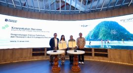 Bupati Banyuwangi Ipuk Fiestiandani bersama Direktur Utama InJourney Maya Watono usai penandatanganan kerja sama pengembangan pariwisata dan penerbangan di Jakarta, Selasa (13/1/2026).