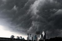 Potret Cuaca Ekstrem. (Foto: ANTARA FOTO/Sulthony Hasanuddin)