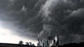 Potret Cuaca Ekstrem. (Foto: ANTARA FOTO/Sulthony Hasanuddin)