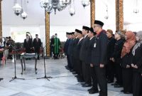 Bupati Sumenep Achmad Fauzi Wongsojudo melantik dan mengambil sumpah pejabat hasil mutasi dan promosi ASN di Pendopo Agung Keraton Sumenep, Rabu (14/1/2026).