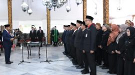 Bupati Sumenep Achmad Fauzi Wongsojudo melantik dan mengambil sumpah pejabat hasil mutasi dan promosi ASN di Pendopo Agung Keraton Sumenep, Rabu (14/1/2026).