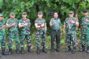 Asrendam V/Brawijaya Kolonel Kav Yudi Suryatin didampingi Dandim 0827/Sumenep saat melakukan survei lokasi rencana pembangunan Yon Teritorial Pertanian di Desa Kebunagung, Sumenep.