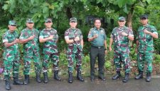 Asrendam V/Brawijaya Kolonel Kav Yudi Suryatin didampingi Dandim 0827/Sumenep saat melakukan survei lokasi rencana pembangunan Yon Teritorial Pertanian di Desa Kebunagung, Sumenep.