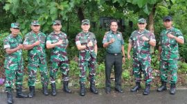 Asrendam V/Brawijaya Kolonel Kav Yudi Suryatin didampingi Dandim 0827/Sumenep saat melakukan survei lokasi rencana pembangunan Yon Teritorial Pertanian di Desa Kebunagung, Sumenep.