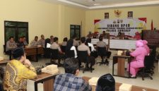 Wakapolres Sumenep Kompol Masyhur Ade memimpin sidang BP4R bagi anggota Polri yang akan melangsungkan pernikahan di Aula Tungga Polres Sumenep.