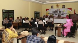 Wakapolres Sumenep Kompol Masyhur Ade memimpin sidang BP4R bagi anggota Polri yang akan melangsungkan pernikahan di Aula Tungga Polres Sumenep.