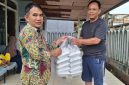 Ketua Baznas Kabupaten Sumenep menyerahkan bantuan logistik berupa makanan kepada warga Kepulauan Sapeken yang tertahan akibat cuaca buruk di rumah singgah Kota Sumenep.