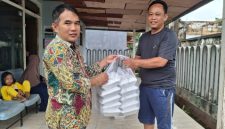 Ketua Baznas Kabupaten Sumenep menyerahkan bantuan logistik berupa makanan kepada warga Kepulauan Sapeken yang tertahan akibat cuaca buruk di rumah singgah Kota Sumenep.