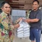Ketua Baznas Kabupaten Sumenep menyerahkan bantuan logistik berupa makanan kepada warga Kepulauan Sapeken yang tertahan akibat cuaca buruk di rumah singgah Kota Sumenep.